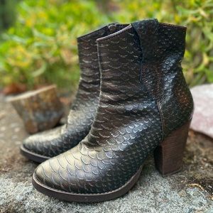 Gorgeous leather boots with side zipper made in the UK!